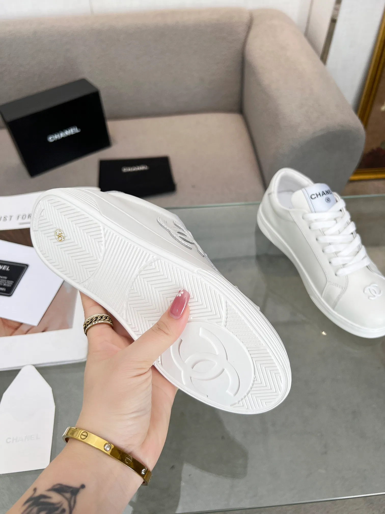 👟👟Ex-factory price 520👟👟Chanel Chanel 24SF latest model full leather panda color white shoes casual sports shoes skateboard shoes original purchase and development production Xiaoxiang C Home Another super popular item in the counter, loved by Internet celebrity bloggers and sisters, and various praises on social platforms. It is very popular, has a high texture, is breathable and super spring and summer. Seeing this issue always arouses the inner desire of girls for fashion. The latest suede material, classic black and white color, full of fashionable feeling on the feet, easy to care for. Fabric: Original customized imported cowhide material. Lining: Customized soft sheepskin lining. Sole: Original molded TPU non-slip outsole. Bottom thickness: 2.5CM. Size: Women's size 35-40 (custom-made sizes 40 are non-refundable)